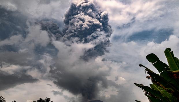 Imagen del volcán Ibu en erupción