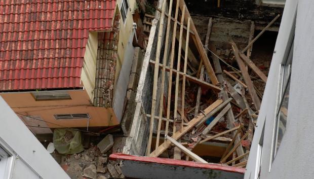 Restos de la pared del  edificio en el que el bombero ha perdido la vida.