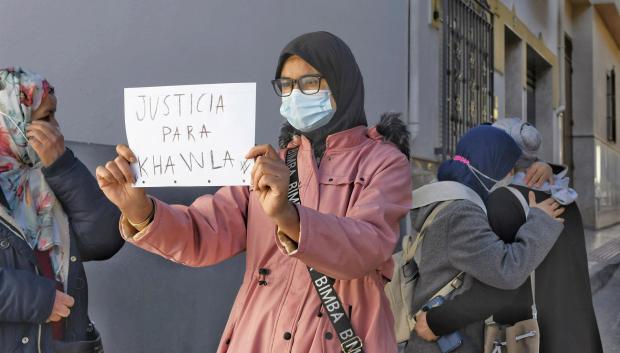 Una joven muestra un cartel donde pide justicia para Khawla, la menor asesinada