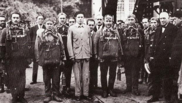 Alfonso de Borbón visita a la Brigada Central de Salvamento Minero en las instalaciones del pozo Fondón, el 28 de agosto de 1925