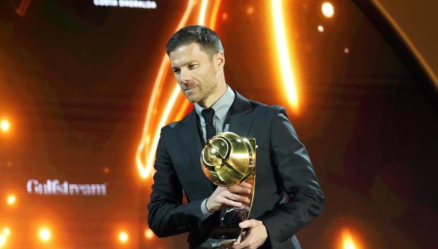 Xabi Alonso ganó el premio a mejor entrenador del año