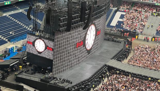 La cantante ha elegido dar la cuenta atrás con un reloj de grandes dimensiones en las pantallas del escenario