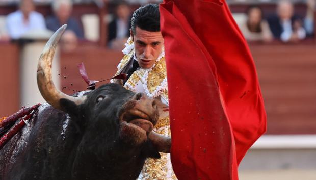 Talavante, con el primero de su lote