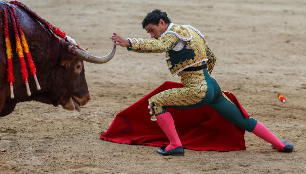 Pablo Aguado con el último toro de la tarde, de nombre «Pasajero» y 643 kilos