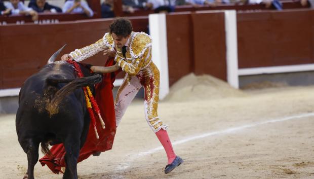 El diestro Víctor Hernández, que confirma alternativa, durante el festejo de la Feria de San Isidro