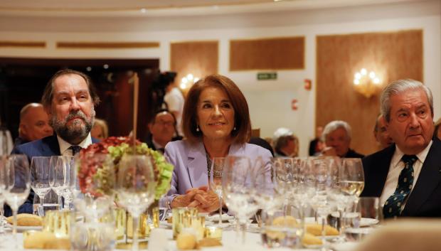 Ramón Pérez-Maura y Ana Botella, en la entrega de los premios