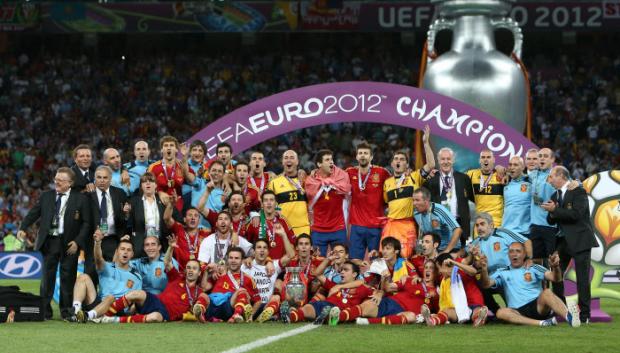 Jugadores de la selección española tras conseguir la Eurocopa en 2012