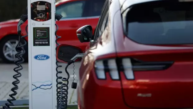 Un coche eléctrico se recarga a las puertas de un concesionario de Madrid