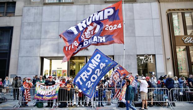 Los partidarios de Trump izan banderas al otro lado de la calle de la Torre Trump