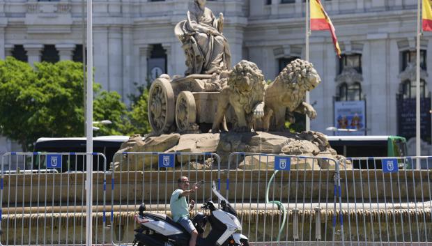 Ambiente en la plaza de Cibeles en Madrid horas antes de la final de la Champions que se celebra esta noche entre el Real Madrid y el Dortmund