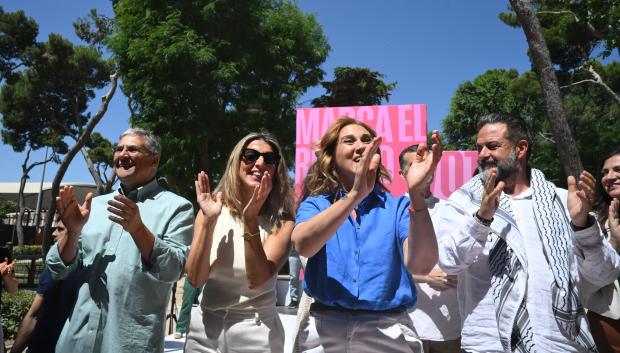 La vicepresidenta segunda del Gobierno, Yolanda Díaz (2i), participa en un acto electoral junto a la cabeza de lista de Sumar a las europeas, Estrella Galán (2d), este sábado en Getafe