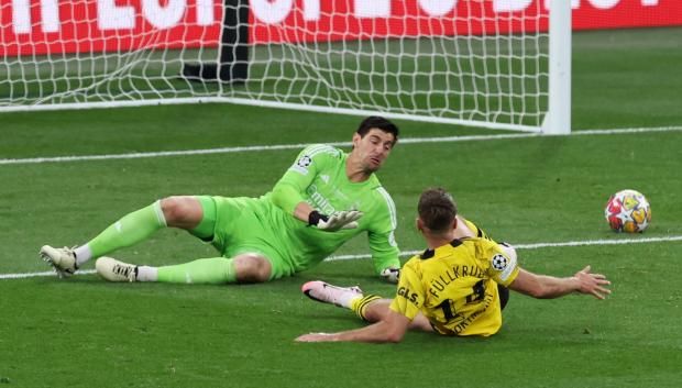 Courtois y Füllkrug en una de las ocasiones del partido