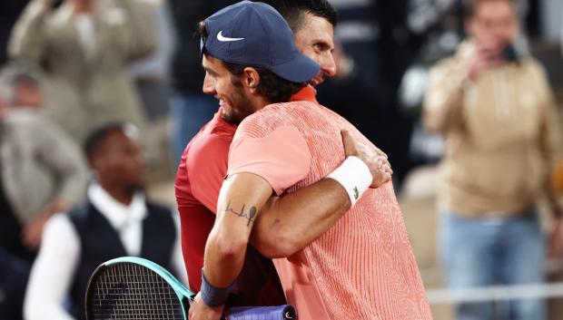 Musetti y Djokovic se saludan tras el partido