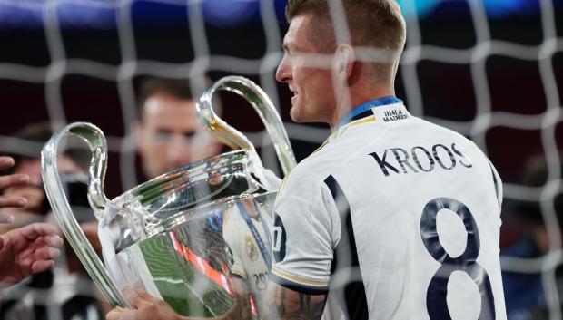 Toni Kroos festeja la Champions League conquistada en su último partido a nivel de clubes