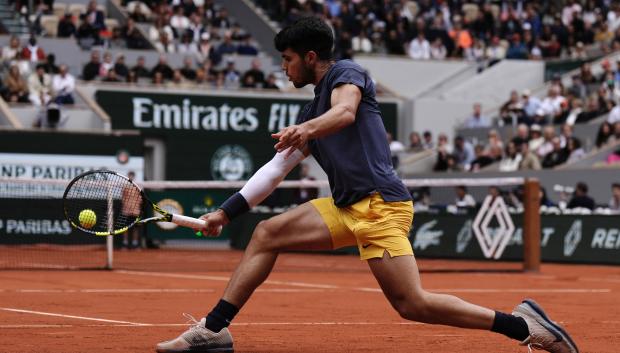 Alcaraz se estira a por una bola en el partido contra Auger-Aliassime