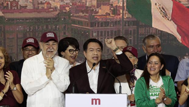 El dirigente del Movimiento de Regeneración Nacional (Morena), Mario Delgado, habla durante una rueda de prensa este domingo en Ciudad de México (México). Delgado aseguró que su candidata, Claudia Sheinbaum, será "la primera mujer presidenta" de México al imponerse en las elecciones presidenciales celebradas este domingo. EFE/José Méndez