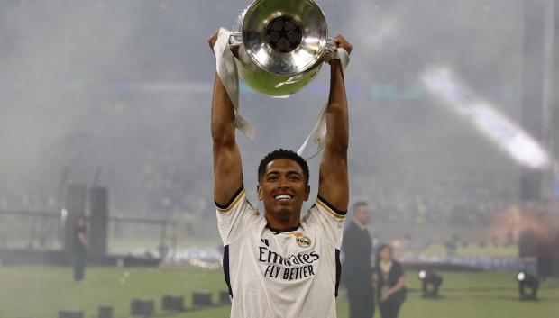 El centrocampista inglés del Real Madrid, Jude Bellingham, durante la celebración hoy domingo en el estadio Santiago Bernabéu