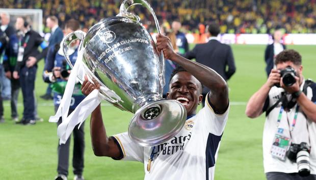 Vinicius con el trofeo de la Champions