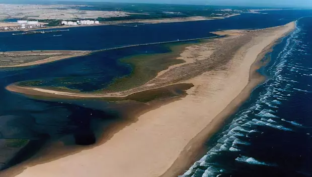 En esta preciosa playa, donde el oleaje no es muy fuerte, se mezclan las dunas con la vegetación