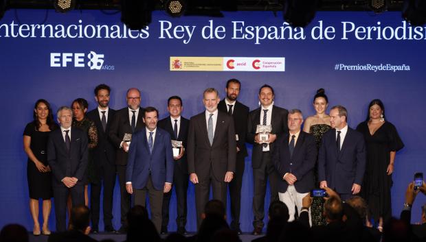 El Rey, con el ministro de Interior, el presidente interino del CGPJ, el presidente de EFE, el secretario general Iberoamericano y los galardonados en los Premios Internacionales Rey de España de Periodismo 2024