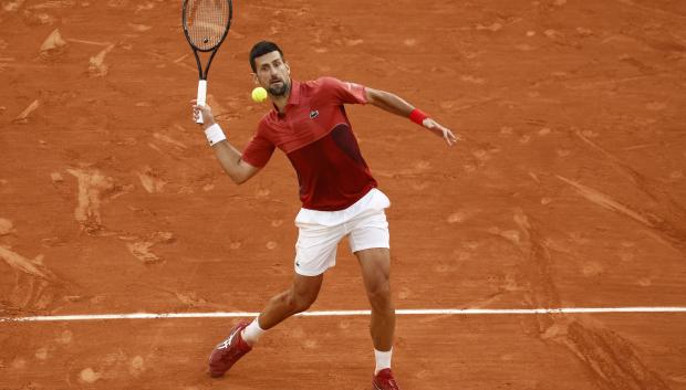 El tenista serbio Novak Djokovic celebra el pase a cuartos de final de Roland Garros tras vencer a Francisco Cerundolo