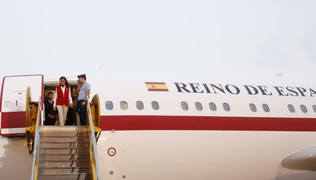 La Reina desciende del avión de la Fuerza Aérea Española en Guatemala