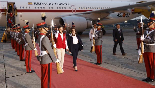 Doña Letizia ha sido recibida por un cordón de honor