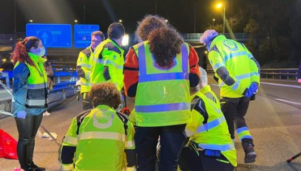 Samur-PC atiende a un motorista tras un accidente
Un motorista de 26 años ha fallecido este martes tras sufrir un accidente en el kilómetro 3 de la M-11 sentido salida de Madrid, según ha informado Emergencias Madrid.

POLITICA 
EMERGENCIAS MADRID