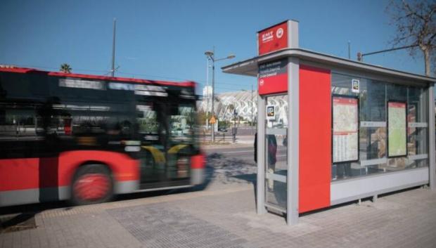 Un autobús en Valencia, junto a la Ciudad de las Artes y las Ciencias