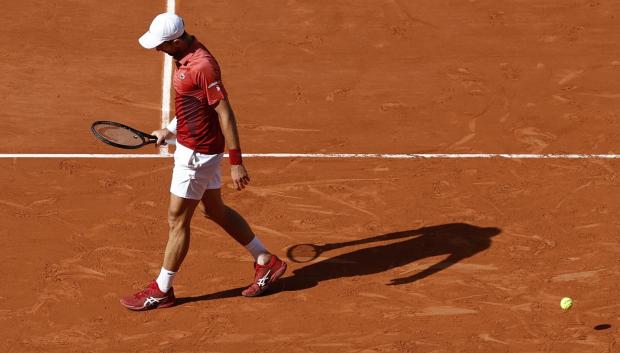 Novak Djokovic durante su partido de octavos de final de Roland Garros