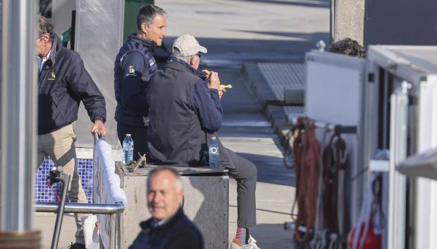 El Rey Juan Carlos, comiendo un bocadillo en Sangenjo