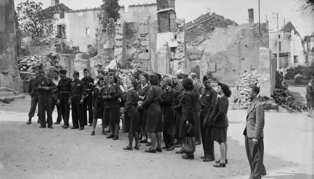 Un grupo de soldados estadounidenses vista Oradour-sur-Glane en 1945