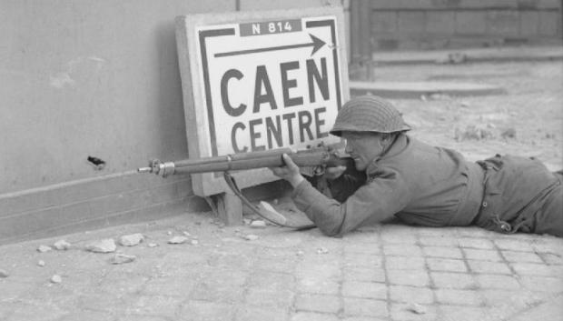 Francotirador británico en las cercanías de Caen