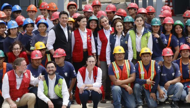 Foto de grupo de la Reina con el alcalde de Guatemala, la secretaria de Estado de Cooperación Internacional, responsables de Cooperación Española y alumnos