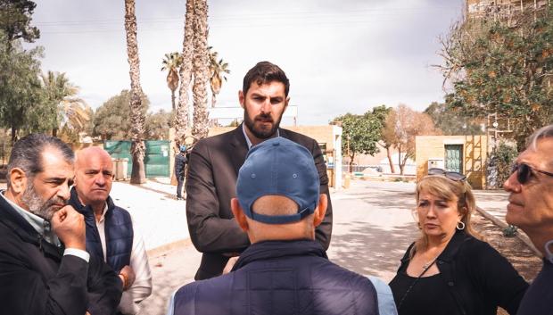 José Ángel Antelo habla con los vecinos de la zona