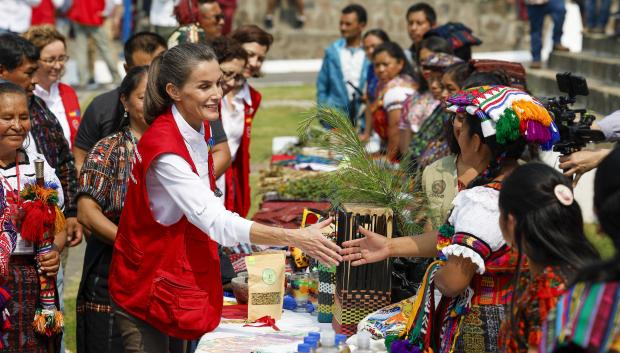 La Reina Letizia visita una clase para combatir la desnutrición en su visita a Guatemala