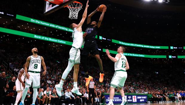 Acción del partido entre Celtics y Mavericks