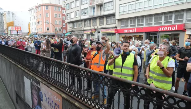 Protesta de los vecinos de Os Mallos, en La Coruña, realizada en 2021 por la inseguridad