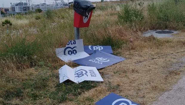 Varios carteles de propaganda electoral del PP en el suelo
