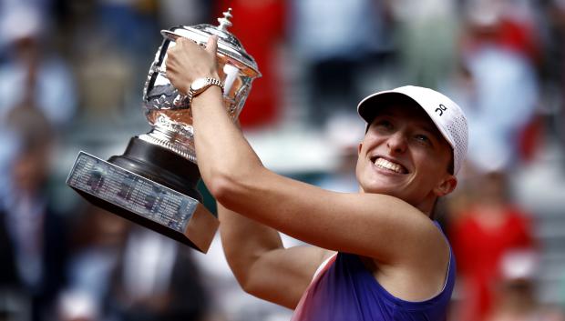 Iga Swiatek celebra su cuarto Roland Garros tras derrotar a la italiana Jasmine Paolini