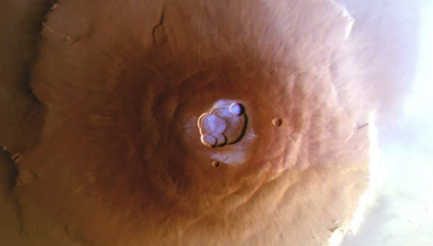 Observación de la escarcha en Olympus Mons, el volcán más grande del sistema solar, captado con la cámara HRSC de la misión Mars Express de la ESA. La escena tiene unos 800 km de ancho