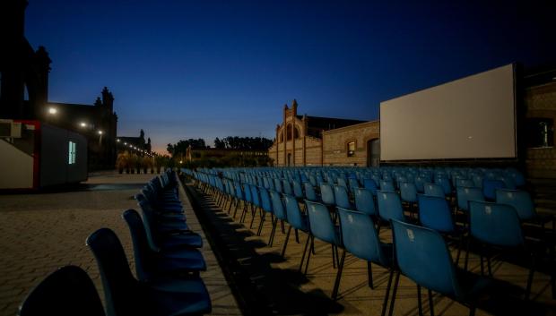 Pantalla del cine al aire libre CinePlaza, en la Plaza de Matadero Madrid