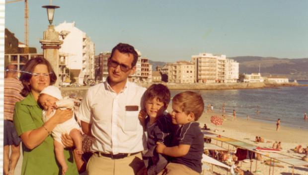 Una instantánea de Ignacio con sus hermanos y padres, de vacaciones