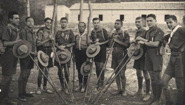 Patrulla del Tigre de Murcia, frente el albergue de Valle de San Juan en 1929