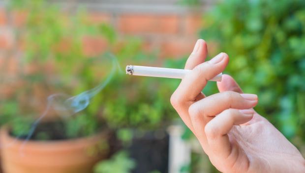 Fumador con un cigarrillo al aire libre