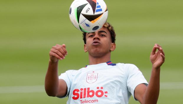 Lamine Yamal durante el entrenamiento con España en