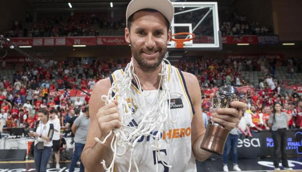 MURCIA, 12/06/2024.- El alero bosnio del Real Madrid Dzanan Musa posa con los trofeos de Mejor Jugador de la Final y el de Campeones de la Liga Endesa tras vencer en el tercer partido a UCAM Murcia en el encuentro que han disputado este miércoles en el Palacio de los Deportes de Murcia. EFE/Marcial Guillén.