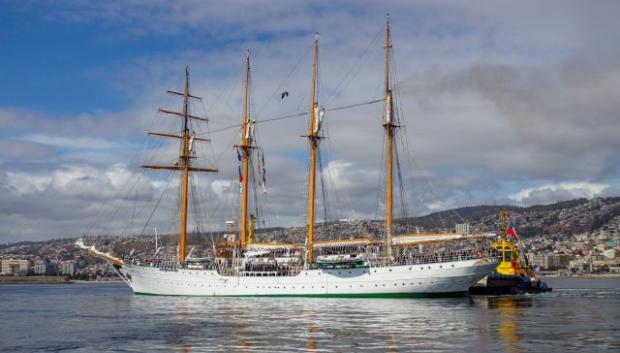 El buque escuela de la Armada chilena, Esmeralda, hermano del Juan Sebastián Elcano