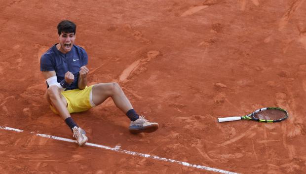 Carlos Alcaraz celebra su victoria en Roland Garros