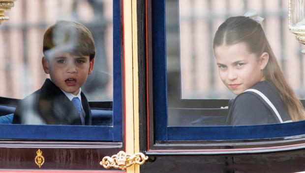 El Príncipe Luis (L) de Gran Bretaña y la Princesa Charlotte (R) de Gales viajan en carruaje desde el Palacio de Buckingham hasta el Desfile de los Guardias